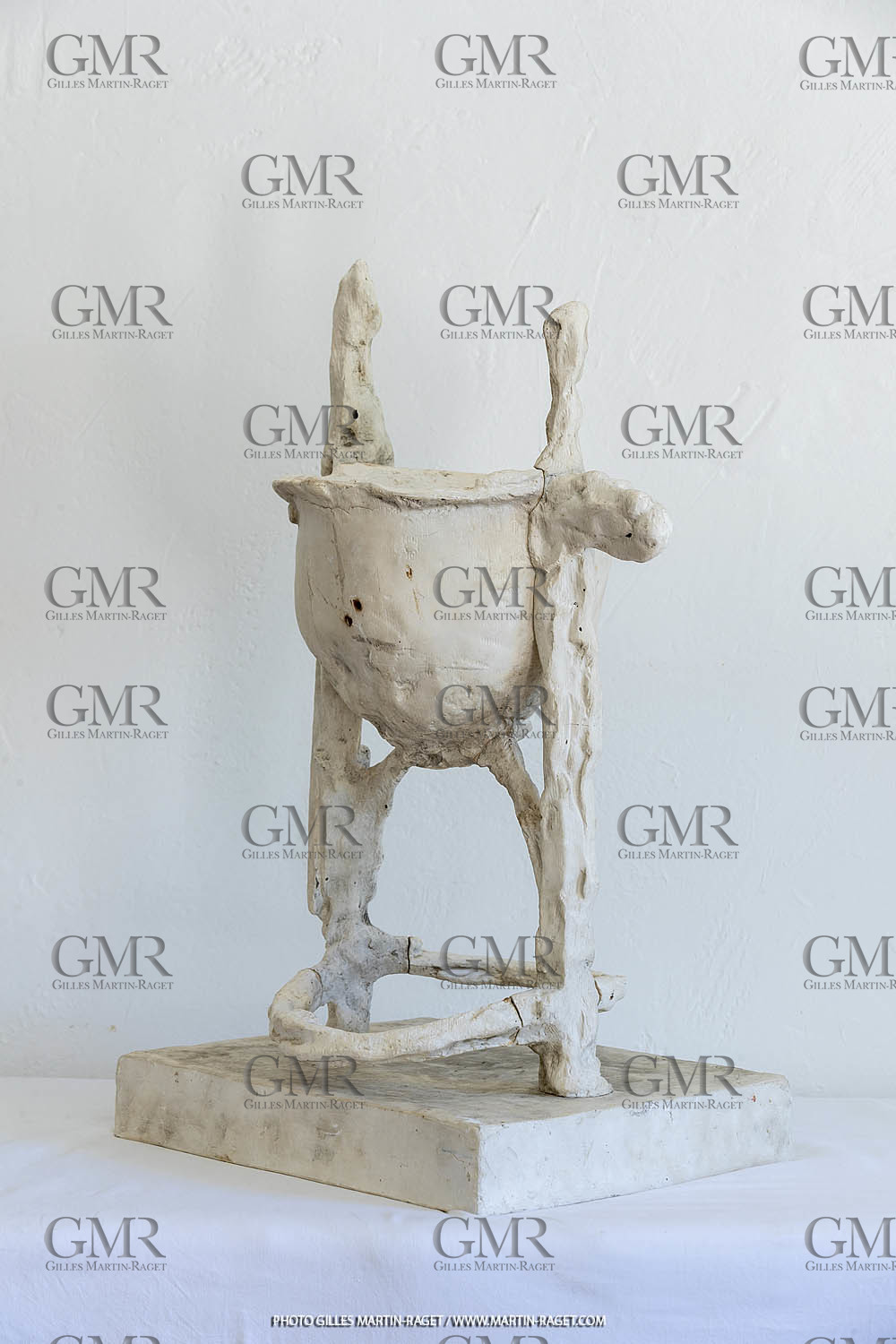 12 07 2020, St Rémy de Provence (FRA, 13) Oeuvre Germaine Richier, Fonts Baptismaux, moyen, 1957, plâtre original, Collection particulière