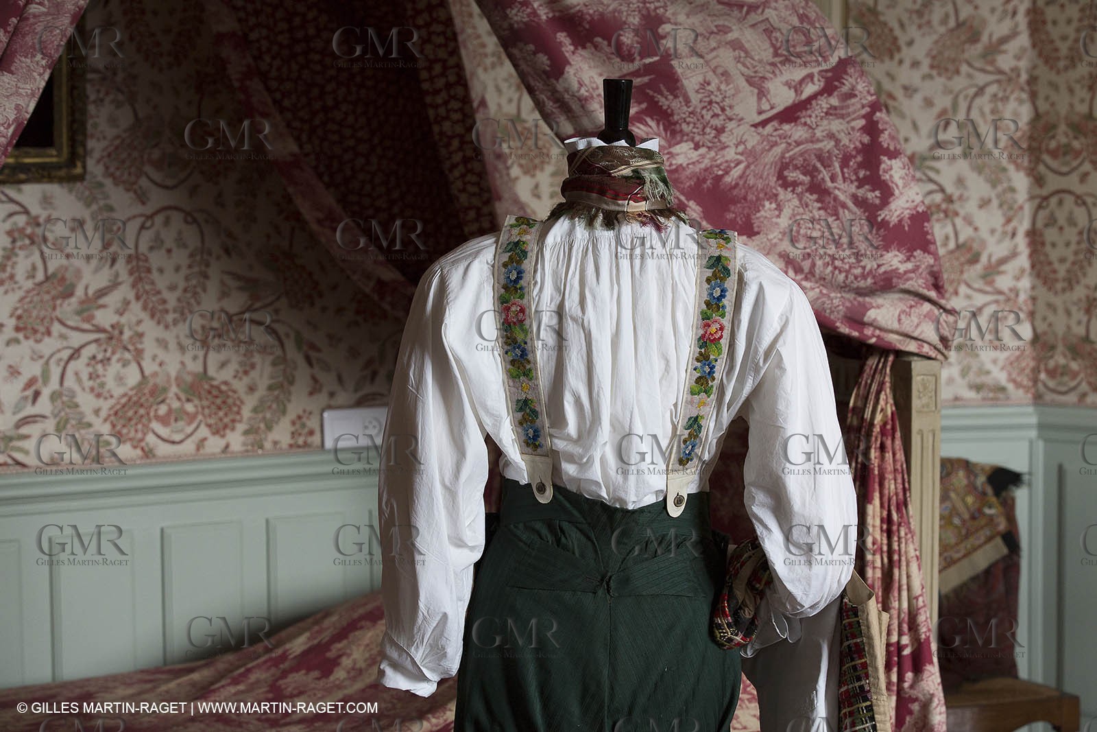 31 10 2013 - Ansouis (FRA,84) - Ansouis castle - Costumes of the exhibit Men costumes