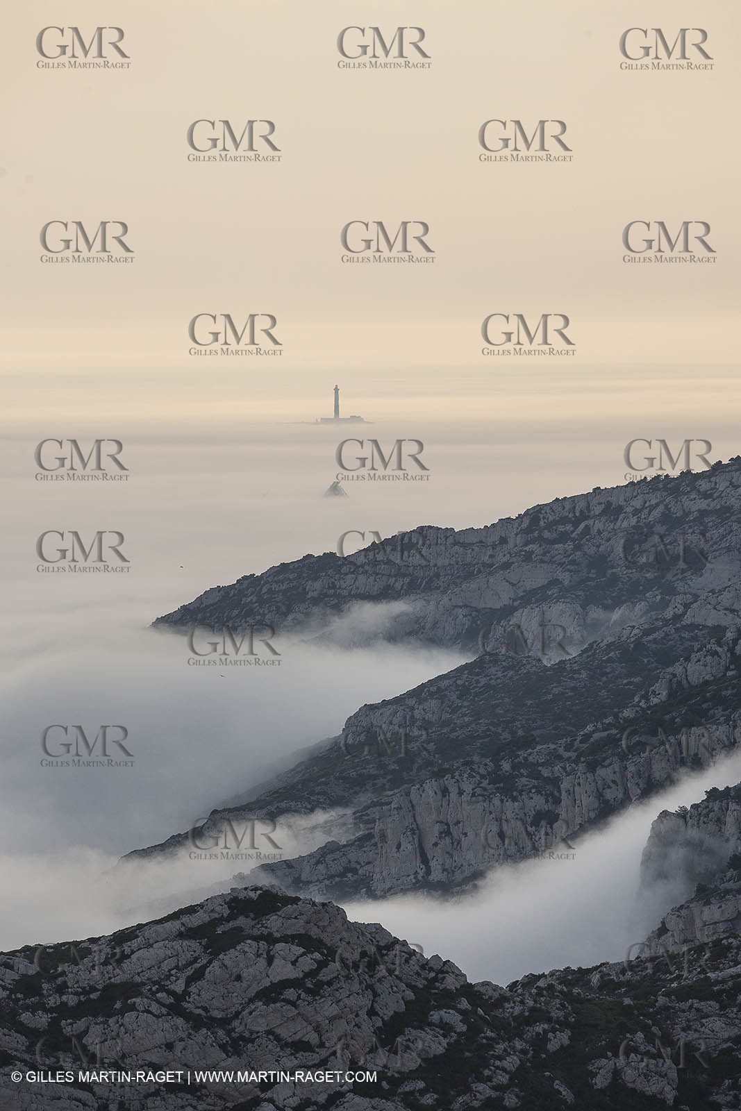 18 07 2012 - Marseille  (FRA ) - Les Calanques -  Phénomène d'entrées maritimes - La Nèble (brume, en provençal)