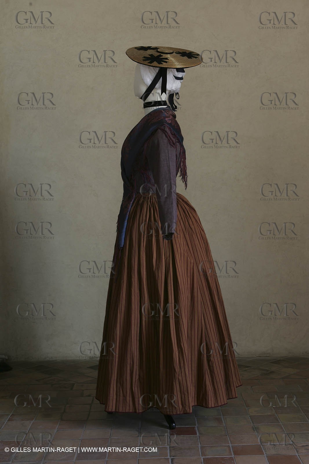 May 2004 - La Tour d'Aigues (FRA, 84) - Old costumes for women of the South exhibition