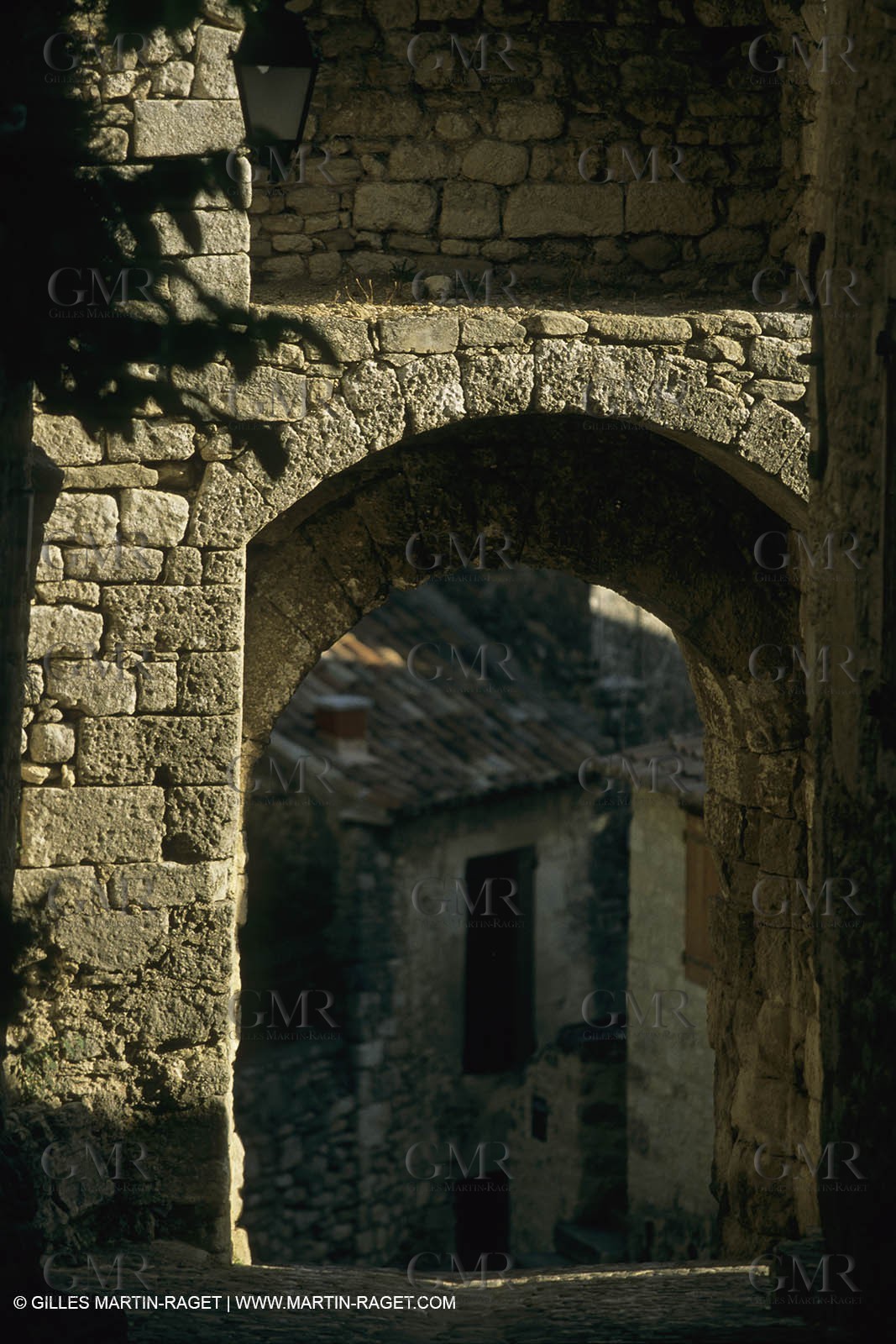 France, Provence, Villages du Luberon, détails, vieilles pierres, portes, toitures