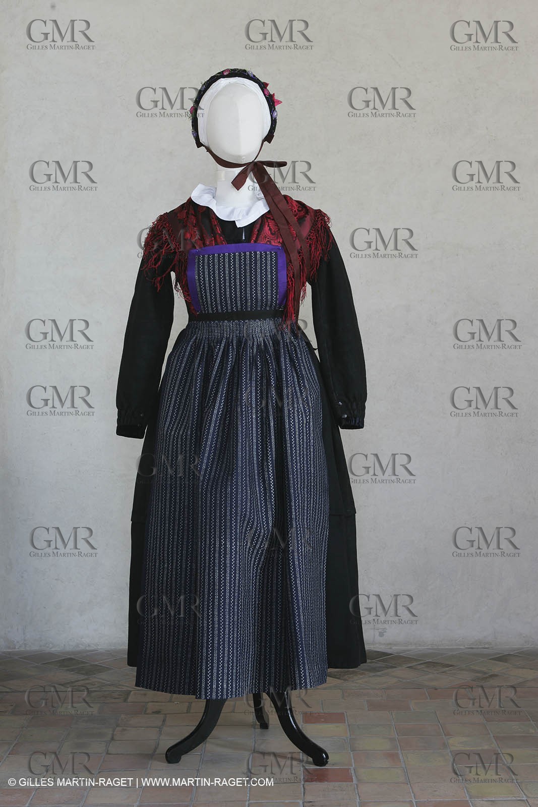 May 2004 - La Tour d'Aigues (FRA, 84) - Old costumes for women of the South exhibition