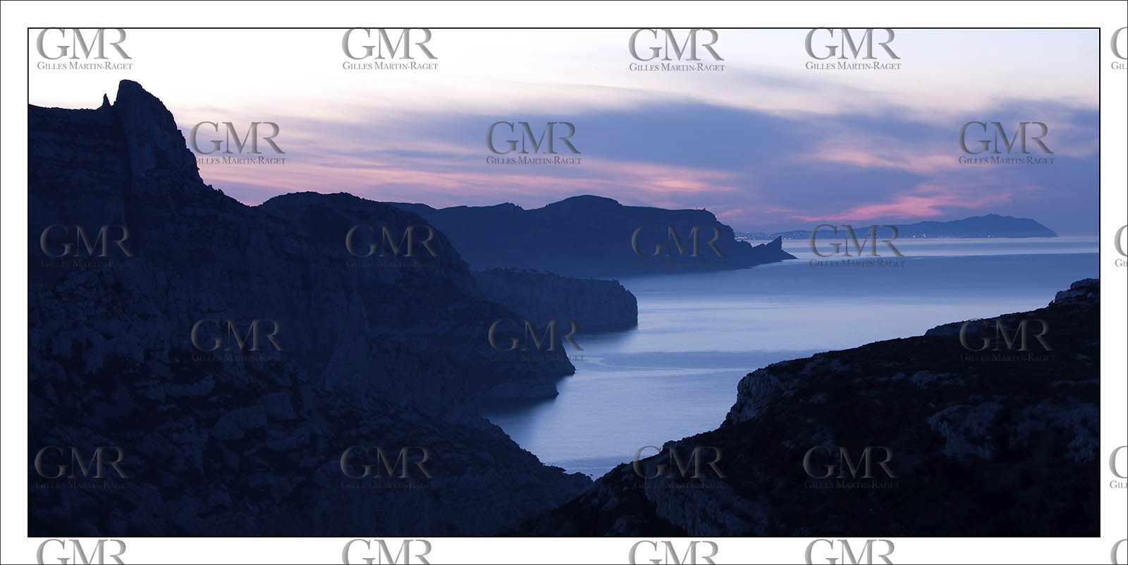 Produit : Tirage photo réalisé par nos soins sur imprimante jet d'encre professionnelle Epson à partir de 8 encres ultrachrome inaltérables (label Digigraphie).Formats au choix : .. 50 x 100 cm. 100 x 200 cmChoix des papiers :. Papier standard brillant 250 gr., filet noir, marge blanche, tirage non signé. Papier haut de gamme satiné 290 gr. filet noir, marge blanche, tirage vérifié et signé par l'auteur.. Autres supports (canvas, acrylique, dibond) sur demandeConditionnement : tube cylindrique renforcé.Options pour l'expédition : . colissimo + dépôt boîte aux lettres (France uniquement). Colissimo avec signature à réception. Transporteur express (2 jours ouvrés) avec signature à réceptionCliquez sur caddie pour sélectionner votre formule et démarrer la procédure de commande en ligne