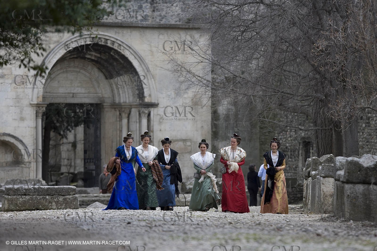 04 03 2007 - Arles - Queen of Arles and her assistants at Les Alyscamps monument
