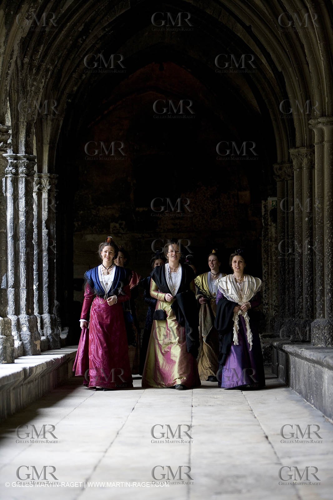 04 03 2007 - Arles - Queen of Arles and her assistants - winter costume trials