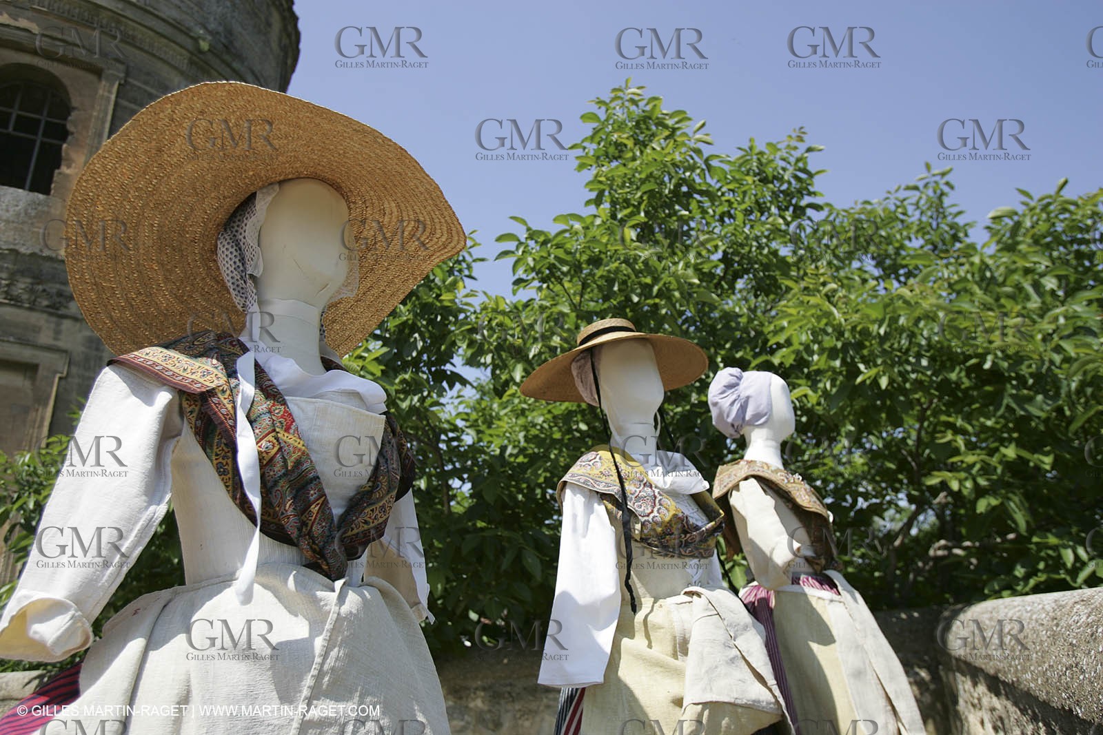 Mai 2004 - La Tour d'Aigues (FRA, 84) Costumes anciens pour l'exposition Femmes du Midi