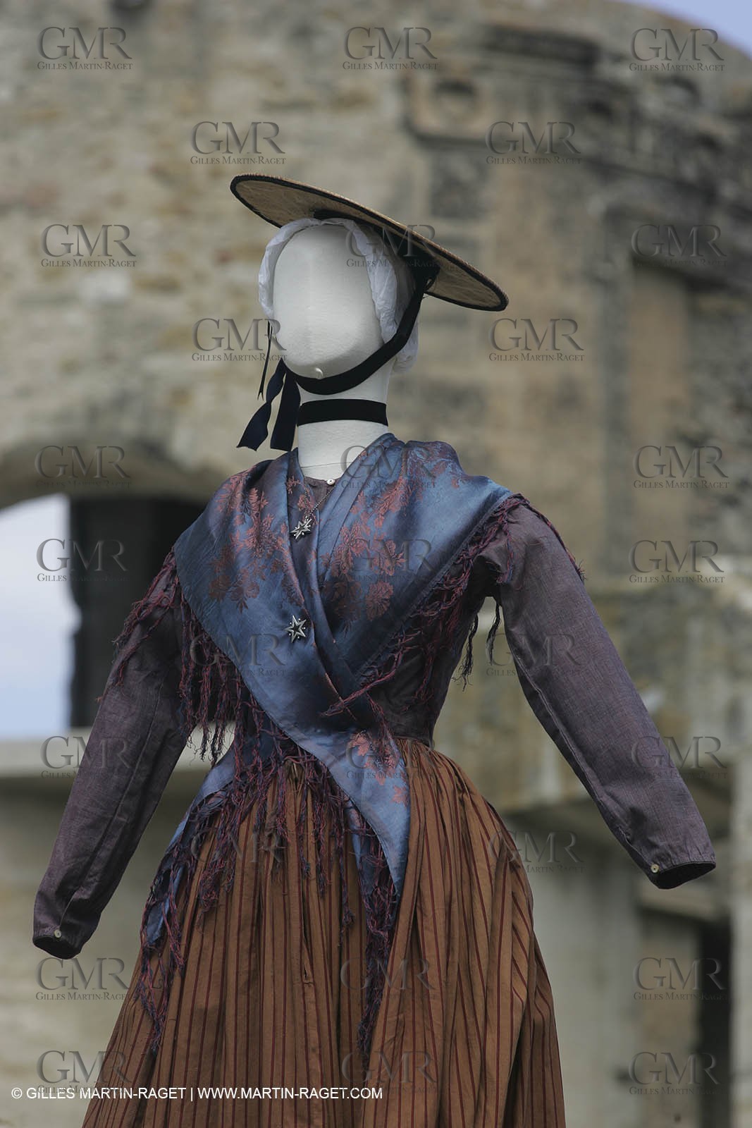 May 2004 - La Tour d'Aigues (FRA, 84) - Old costumes for women of the South exhibition