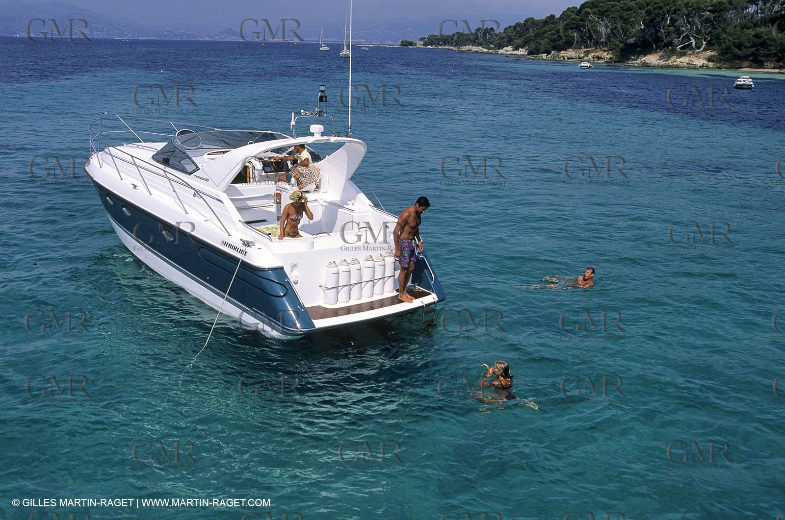 Bateau à Moteur au mouillage