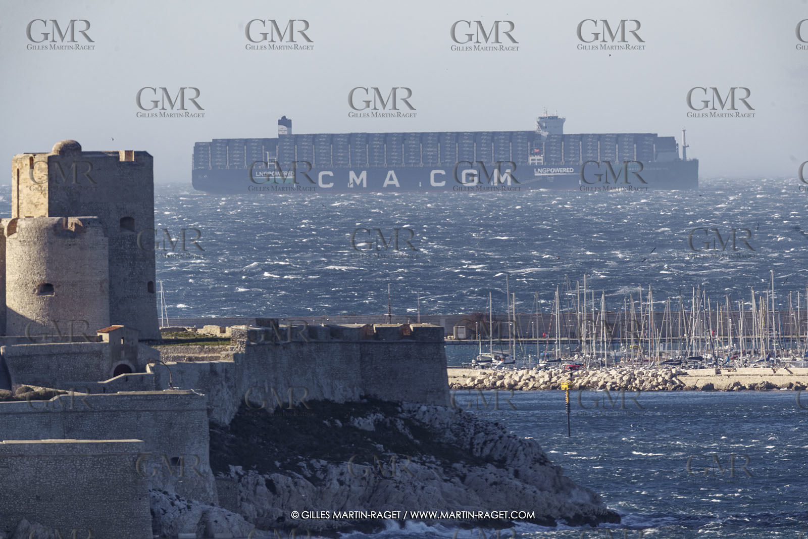 14 12 2023, Marseille (FRA), arrivée du Palais Royal, porte container armé par la CMA CGM, navire de 400 mètres de long, 67 mètres de large, qui transporte 23 000 conteneurs avec propulsion au GNL