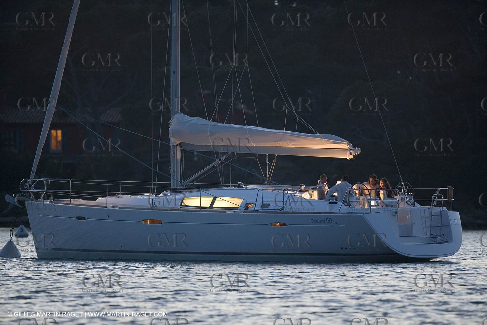 Monocoque de croisiere au mouillage