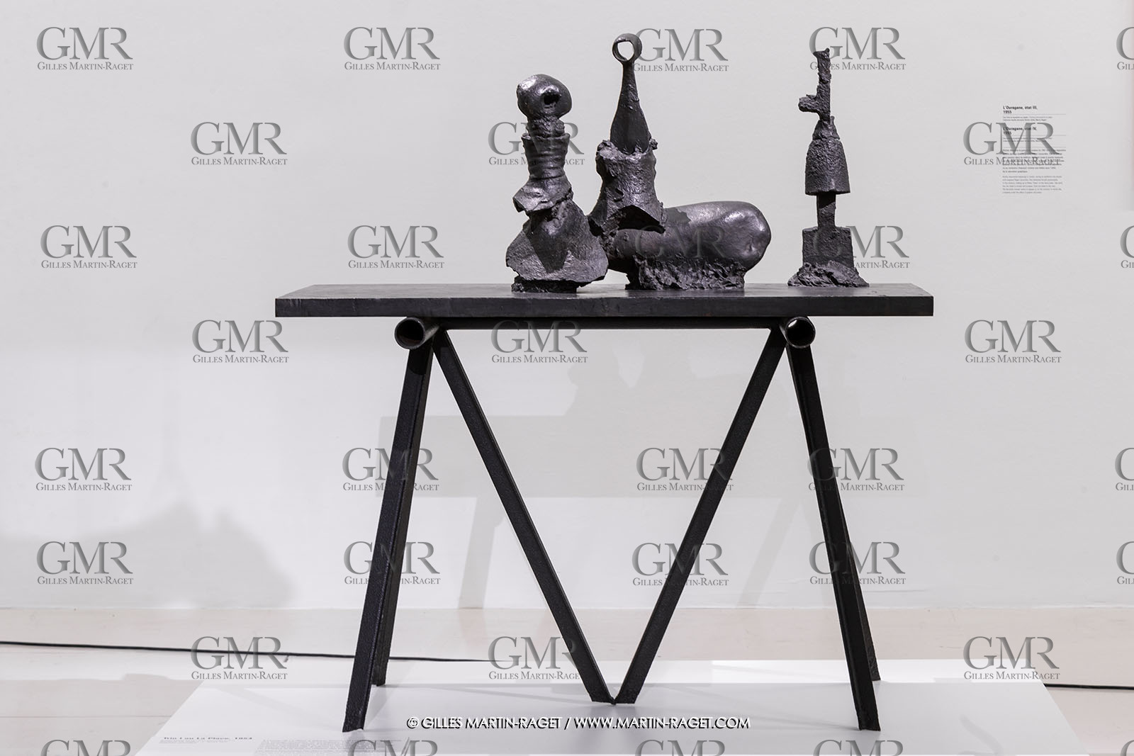 02 05 2023, Paris (FRA), oeuvre de Germaine Richier, Exposition Centre Pompidou 2023,  Trio I ou La Place 1954, Bronze patiné foncé,Numéroté 1 6, Fondeur : L.Thinot, Paris, 56 x 128 x 61 cm, Collection particulière