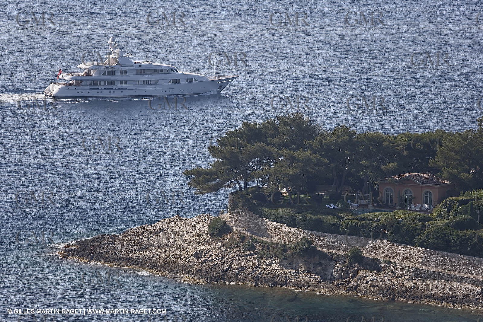 28 07 2007 - St Jean Cap Ferrat - SuperYachts - Motor Yachts - Hampshire
