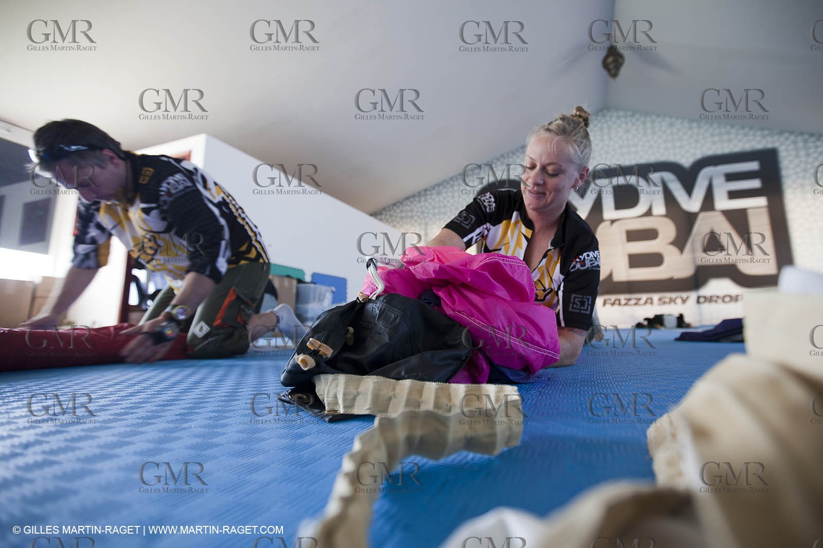 21 11 2010 - Dubai (UAE) - Dubai Louis Vuitton Trophy -  - Day off - James Spithill and Peter Lester go paragliding