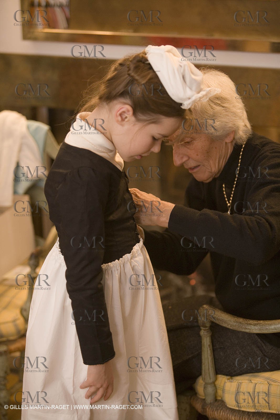 24 12 2006 - Les Baux de Provence - Veillée de Noël - Messe de minuit, crèche vivante et pastrage dans l'église Saint Vincent