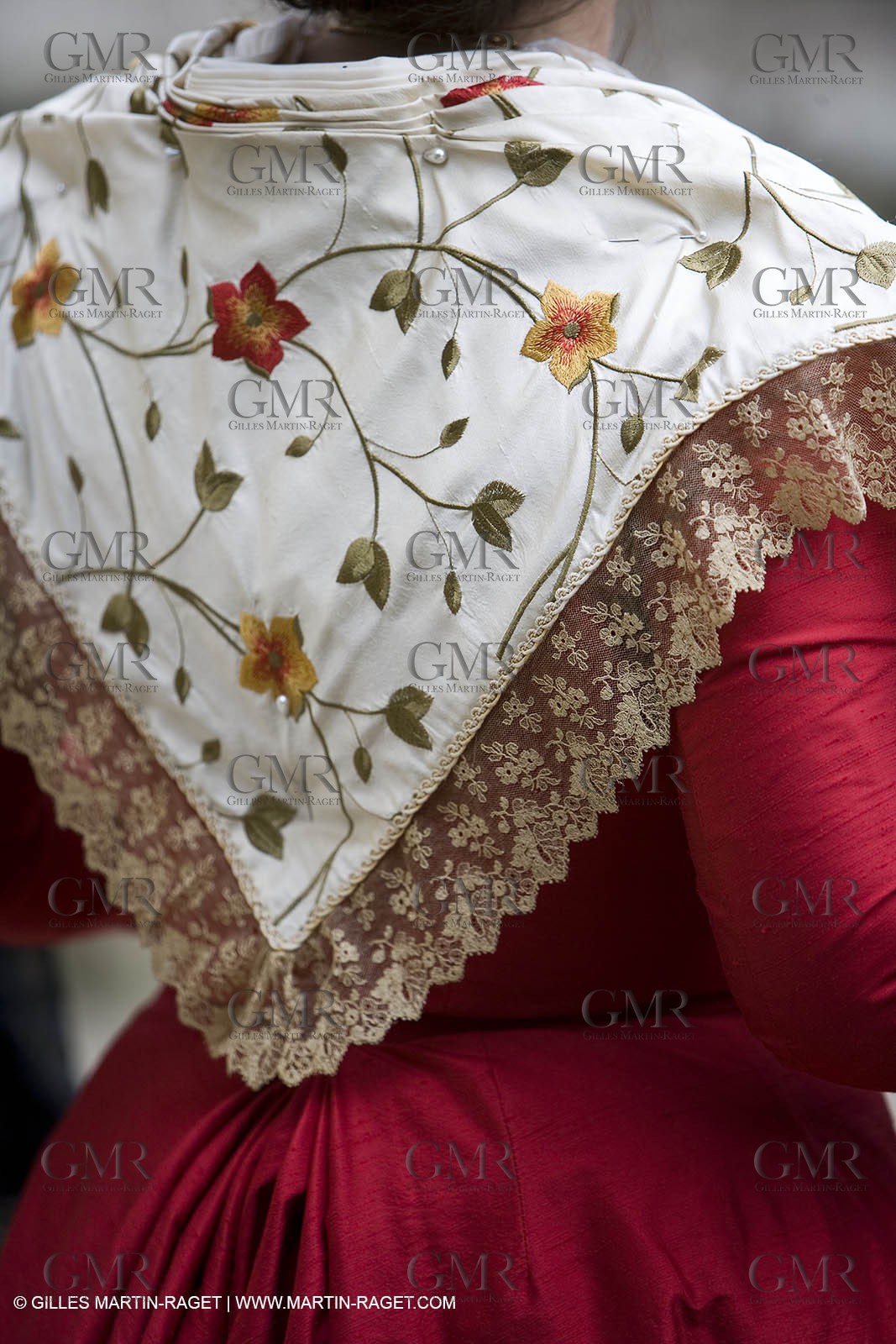 04 03 2007 - Arles - Queen of Arles and her assistants at Les Alyscamps monument