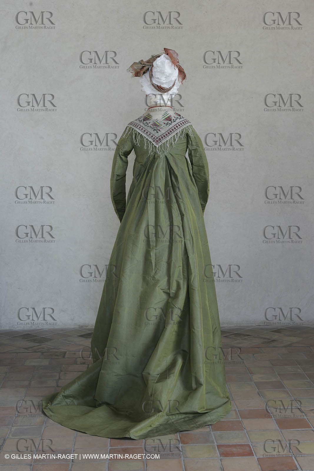 May 2004 - La Tour d'Aigues (FRA, 84) - Old costumes for women of the South exhibition