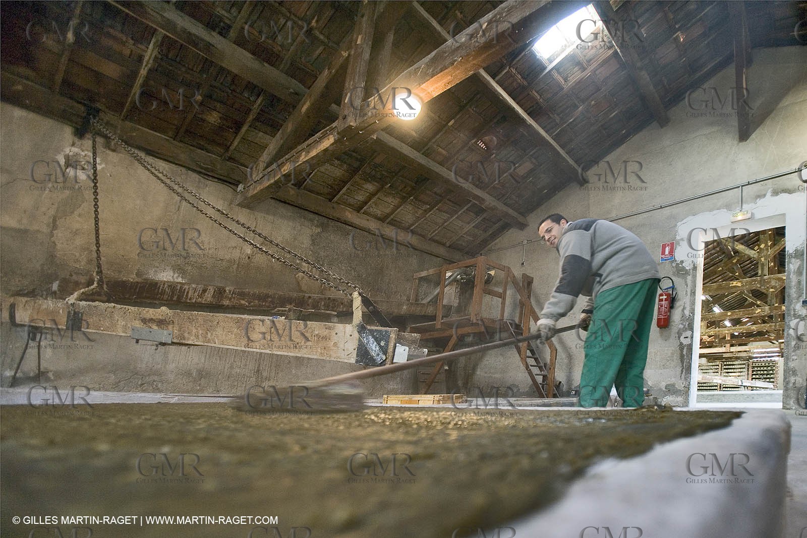 01 02 2007 - Salon de Provence - Fabrication traditionelle du savon de Marseille aux savonneries Marius Fabre - surfaçage au drapeau**01 02 2007 - Salon de Provence - Traditional soap of Marseille making at Marius Fabre soap maker - Surface equalization with the flag