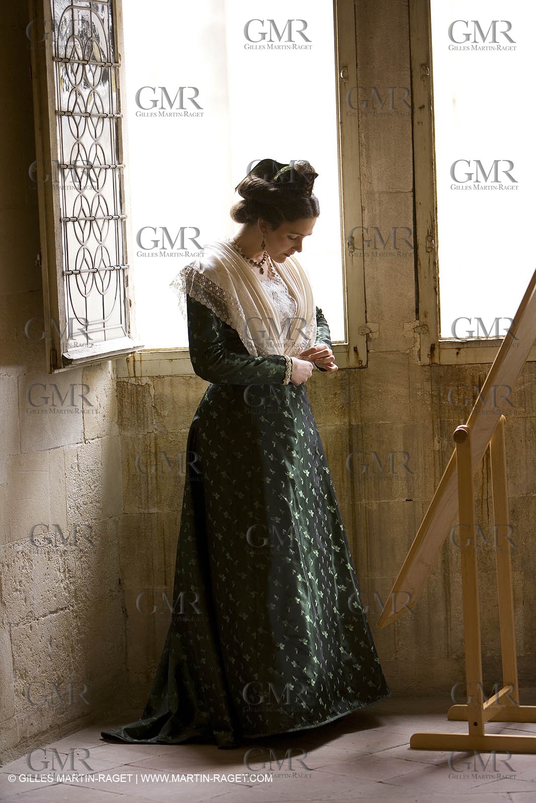 04 03 2007 - Arles - Queen of Arles and her assistants - winter costume trials