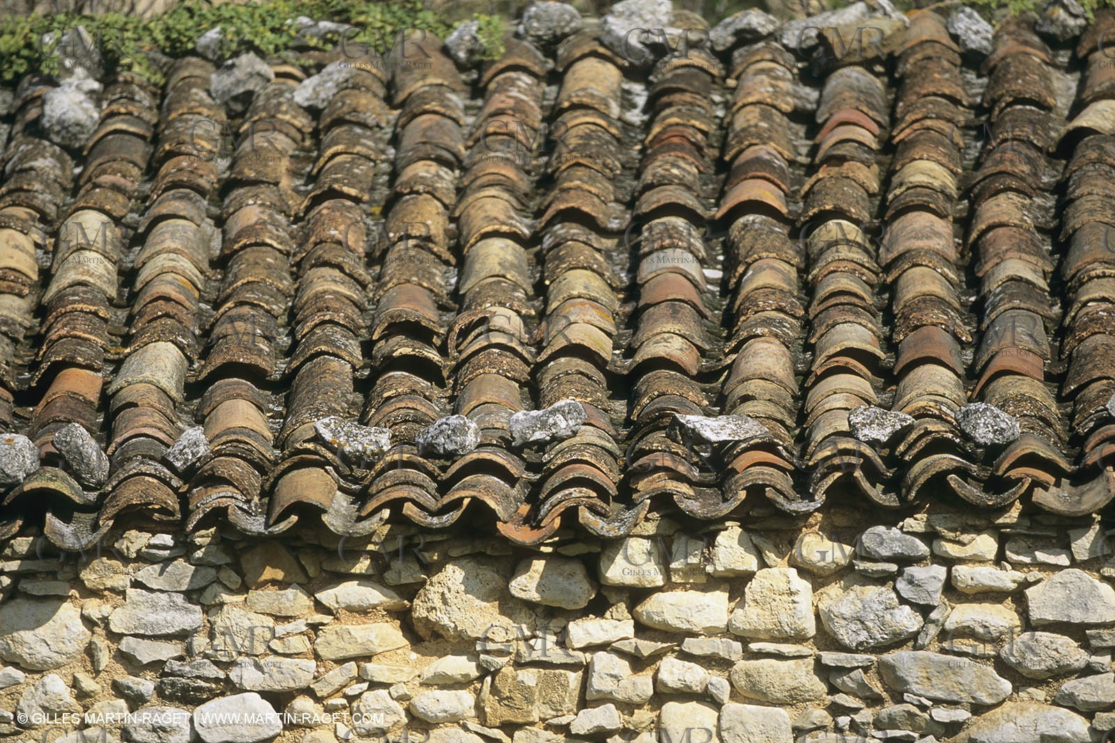 France, Provence, Villages du Luberon, détails, vieilles pierres, portes, toitures