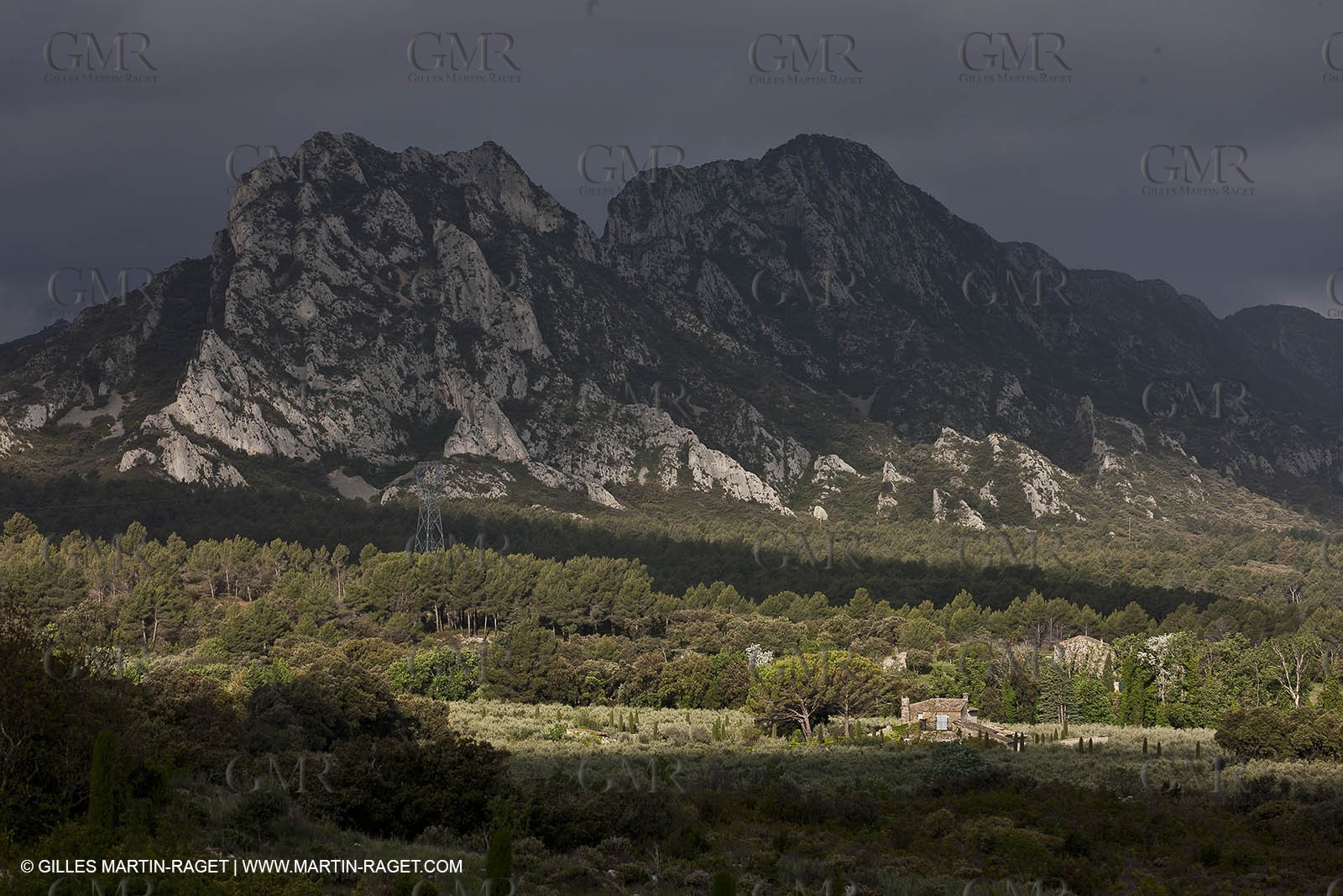 29 04 2012 - Eygalières (FRA, 13) - Chaîne des Alpilles vers Eygalières