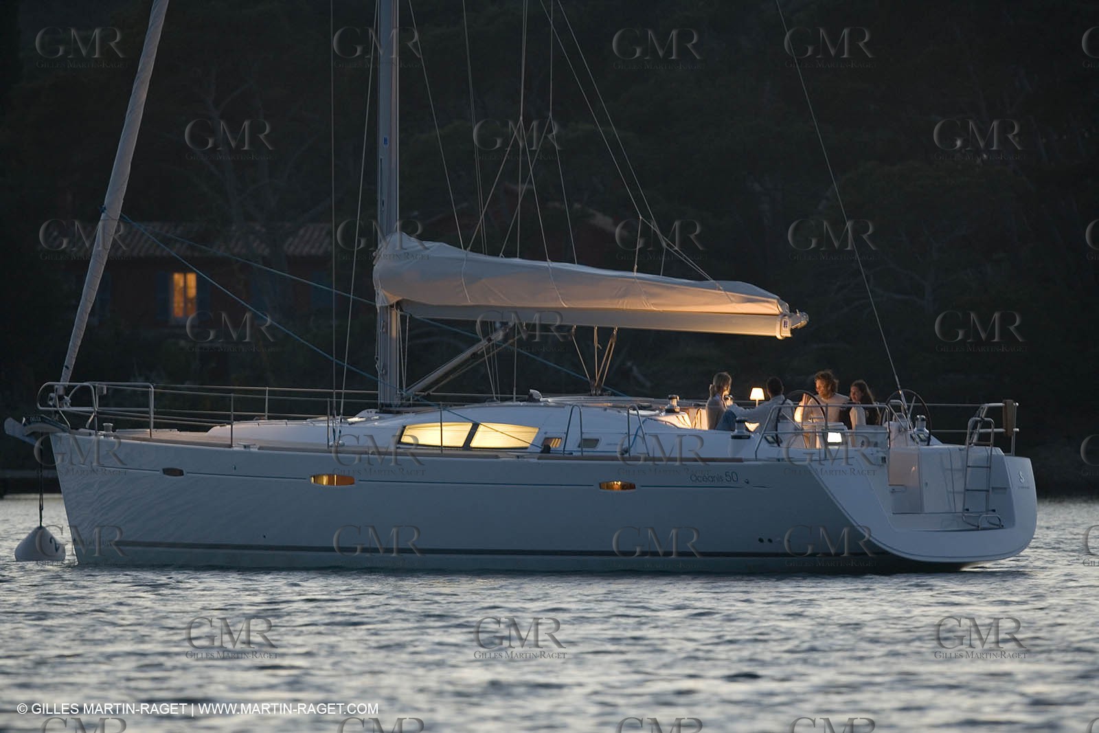 Monocoque de croisiere au mouillage