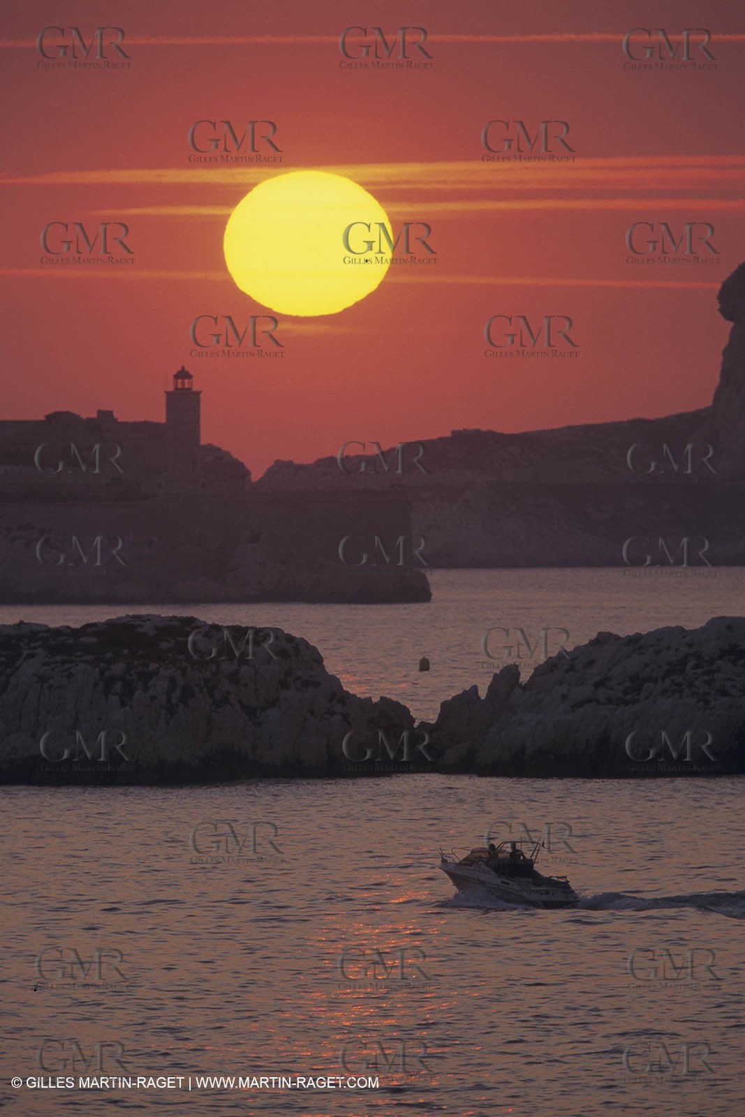 Powerboating, cruising