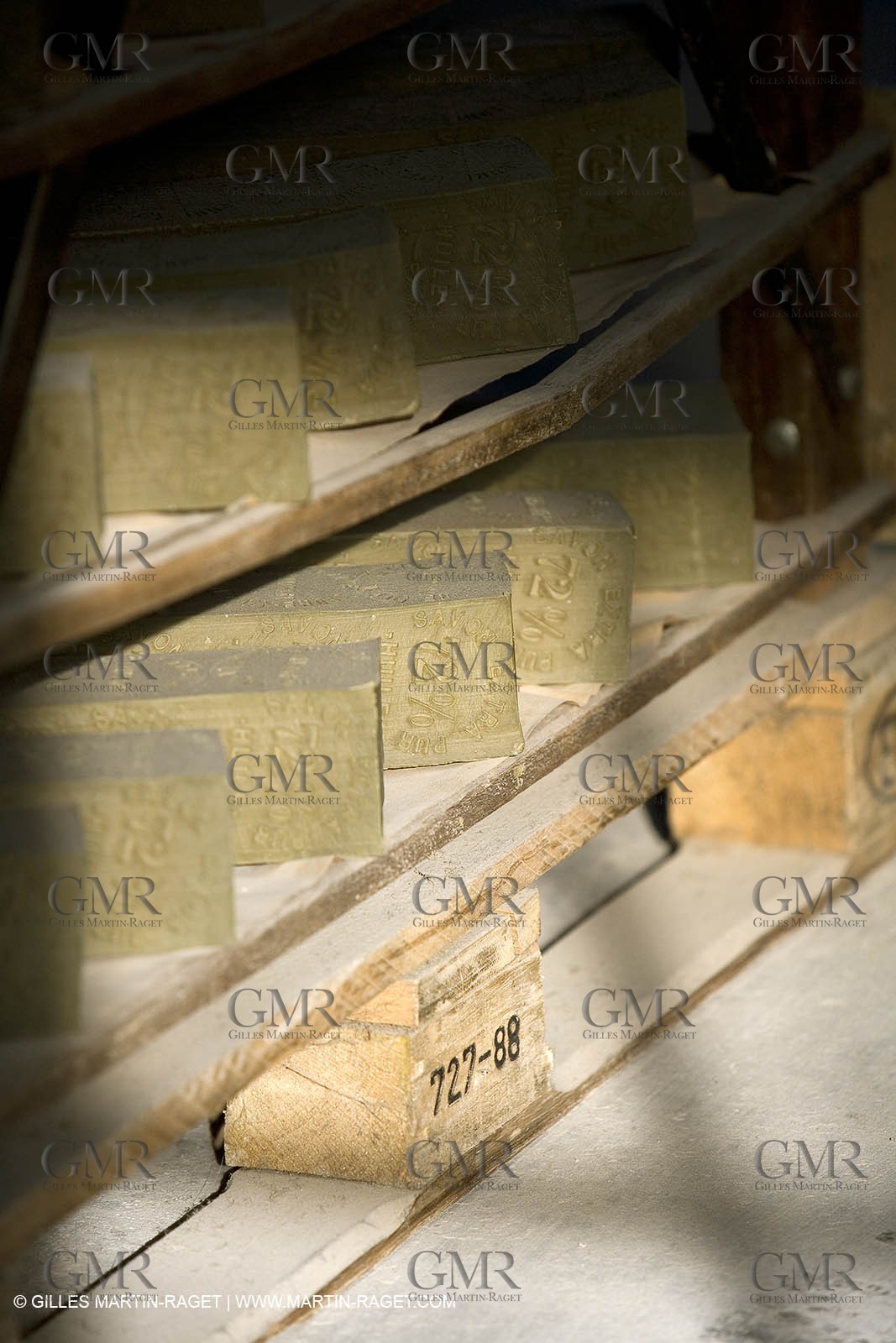 01 02 2007 - Salon de Provence - Fabrication traditionelle du savon de Marseille aux savonneries Marius Fabre**01 02 2007 - Salon de Provence - Traditional soap of Marseille making at Marius Fabre soap maker