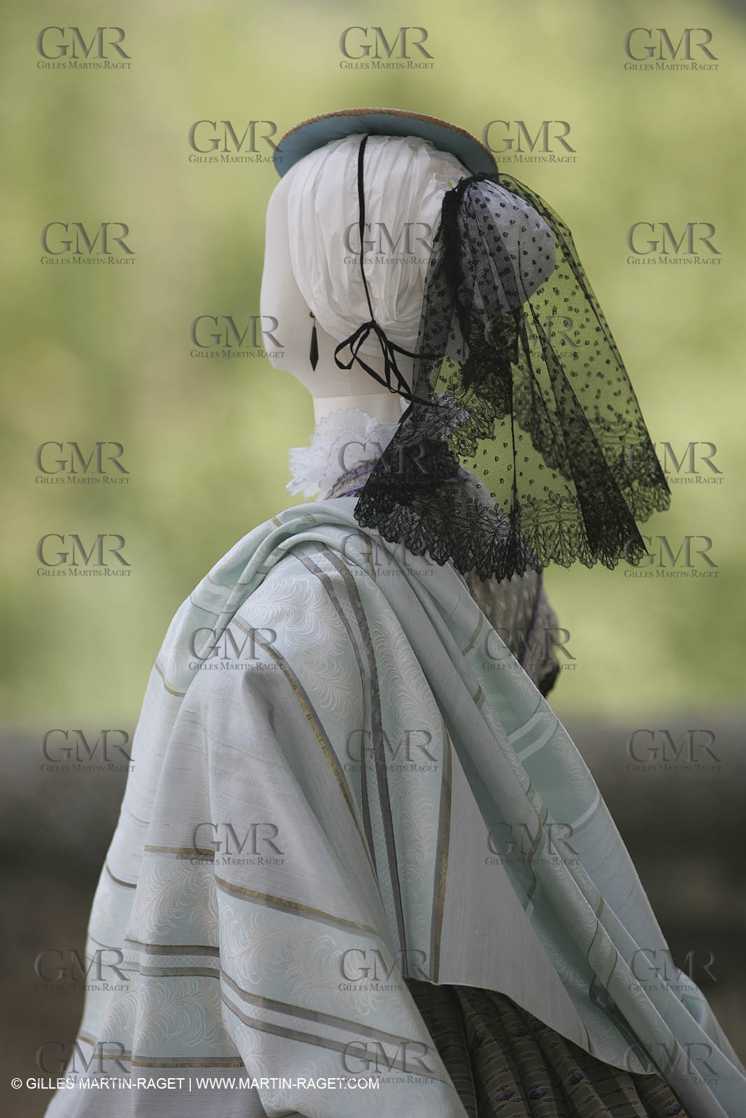 May 2004 - La Tour d'Aigues (FRA, 84) - Old costumes for women of the South exhibition