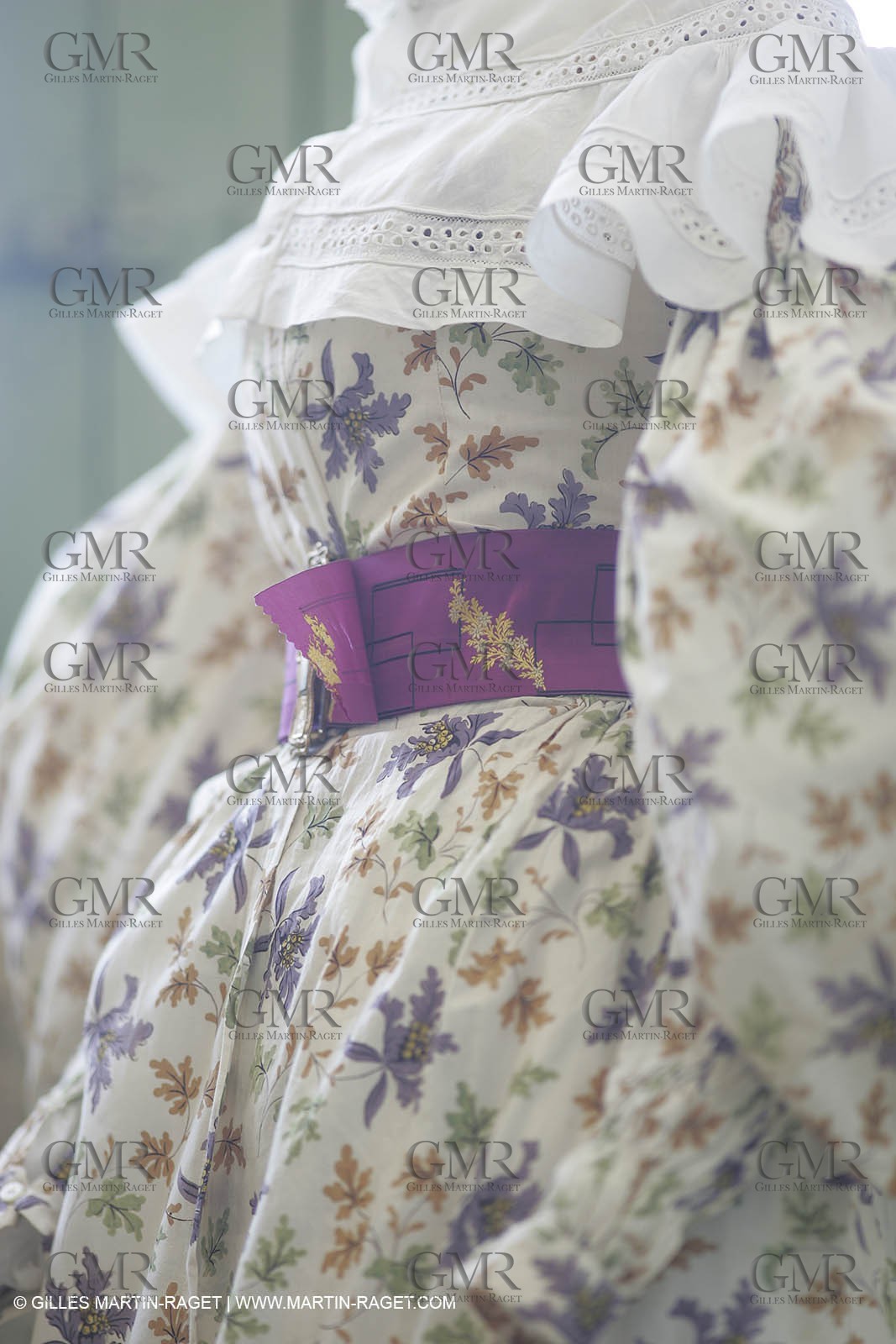 Mai 2004 - La Tour d'Aigues (FRA, 84) Costumes anciens pour l'exposition Femmes du Midi