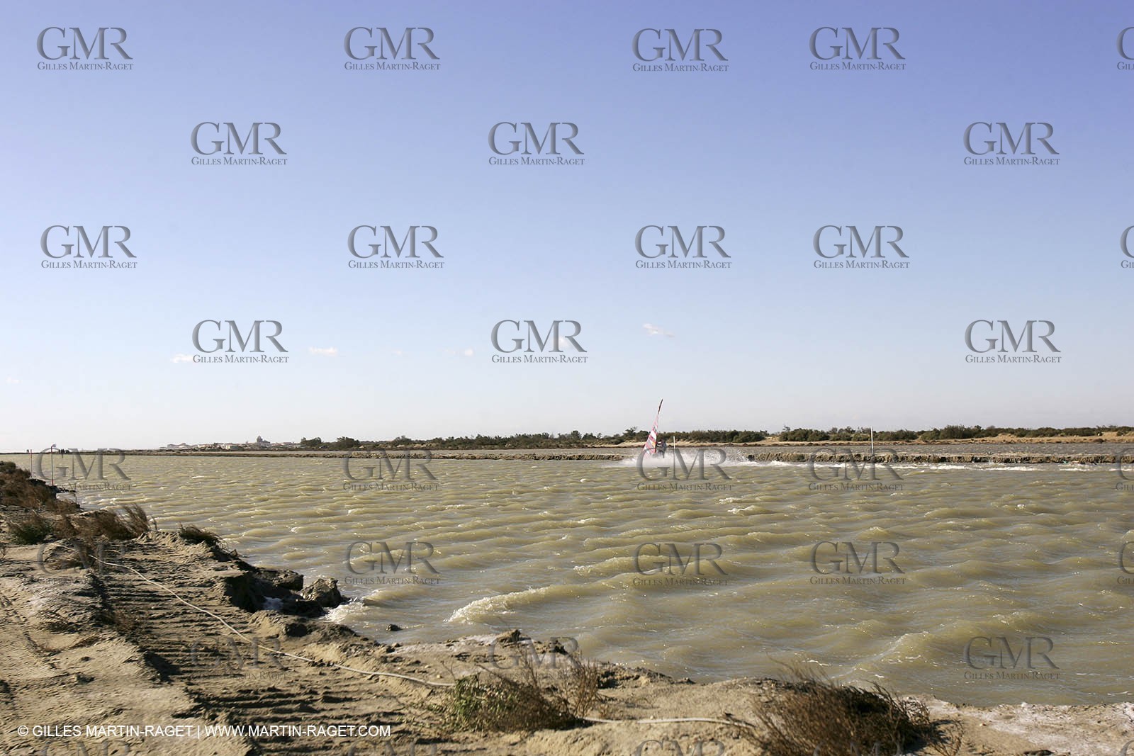 13 11 2004 - Les Saintes Maries de la mer (France) - Irish sailboarder Finian Maynard beat the overall sailing speed record with a run at 46,82 knts.