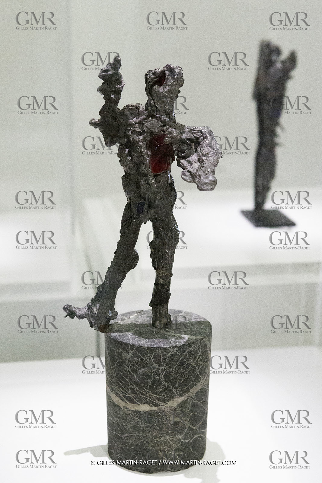 02 05 2023, Paris (FRA), oeuvre de Germaine Richier, Exposition Centre Pompidou 2023, Plomb avec verre de couleur n° 49 1953, Plomb et verre rouge, Pièce unique, 28 x 13 x 12 cm, Galerie de la Béraudière, Bruxelles
