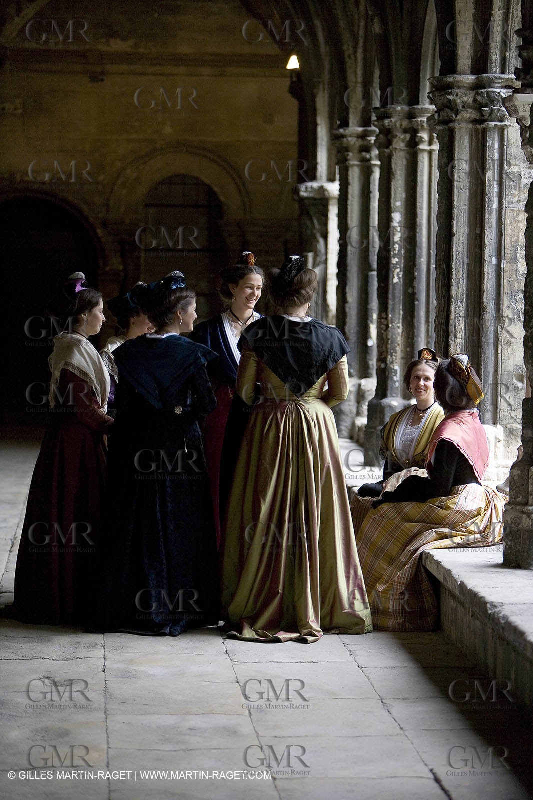 04 03 2007 - Arles - Queen of Arles and her assistants - winter costume trials
