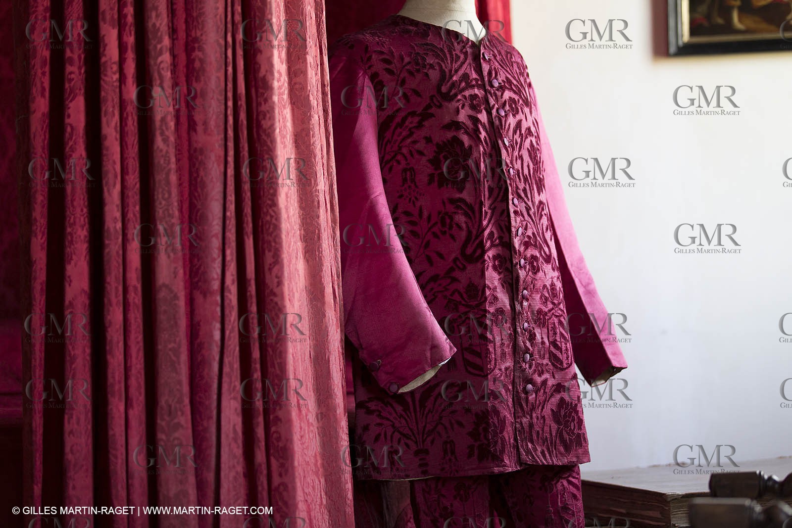 31 10 2013 - Ansouis (FRA,84) - Ansouis castle - Costumes of the exhibit Men costumes