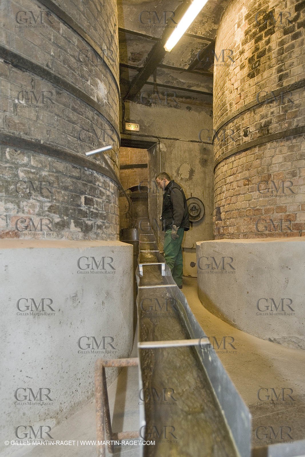 01 02 2007 - Salon de Provence - Fabrication traditionelle du savon de Marseille aux savonneries Marius Fabre - Vidage des cuves**01 02 2007 - Salon de Provence - Traditional soap of Marseille making at Marius Fabre soap maker - Tank transfer