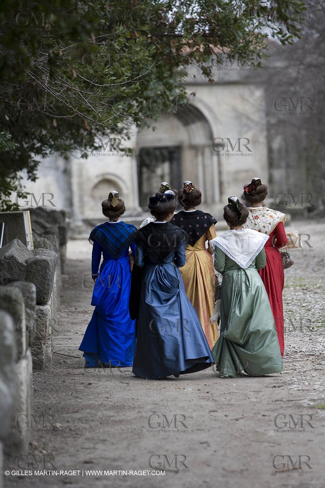 04 03 2007 - Arles - Queen of Arles and her assistants at Les Alyscamps monument