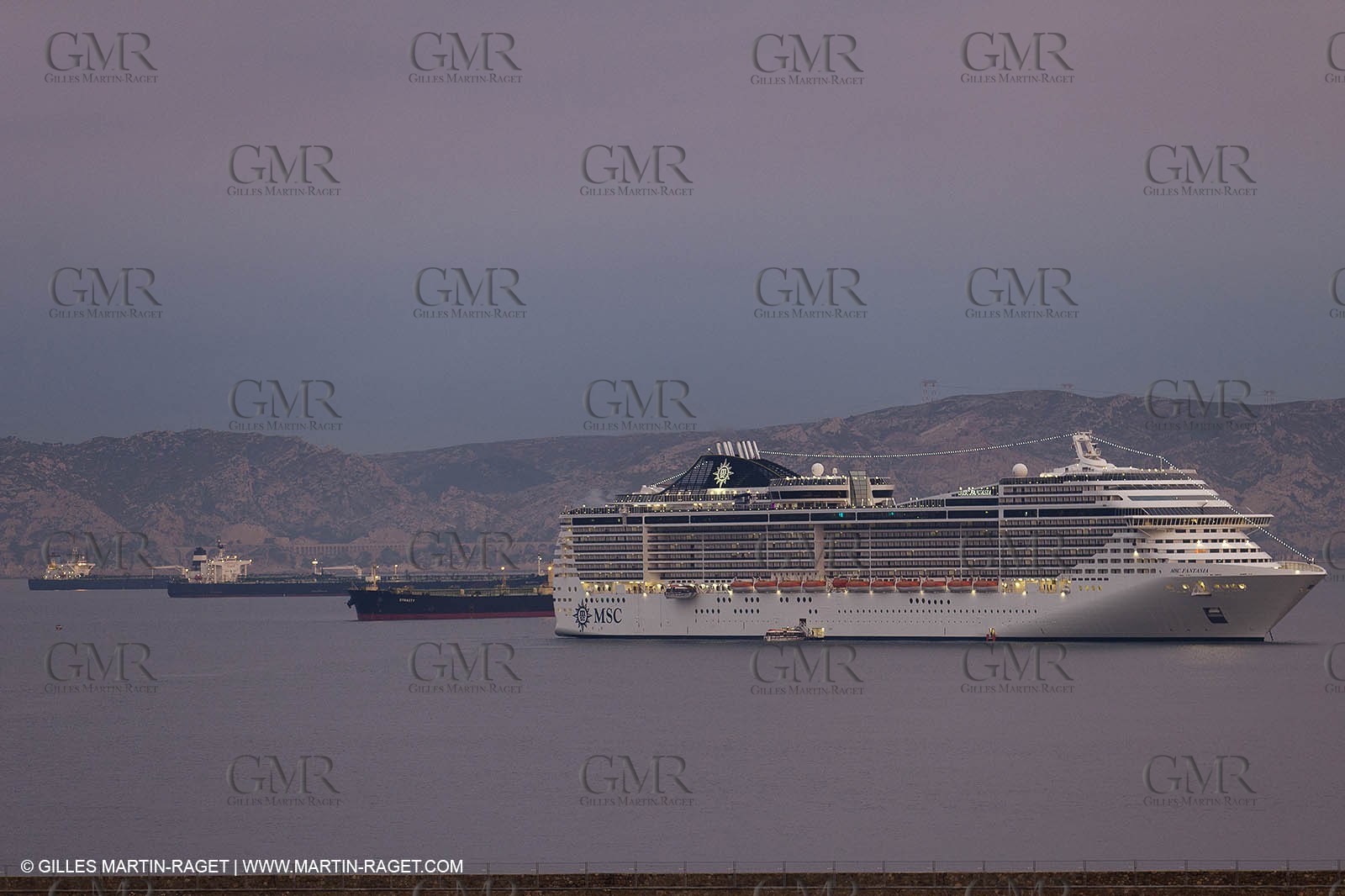 23 10 2010 - Marseille (FRA,13) - Le Ponant - Arrivée à Marseille et entrée dans le Vieux Port