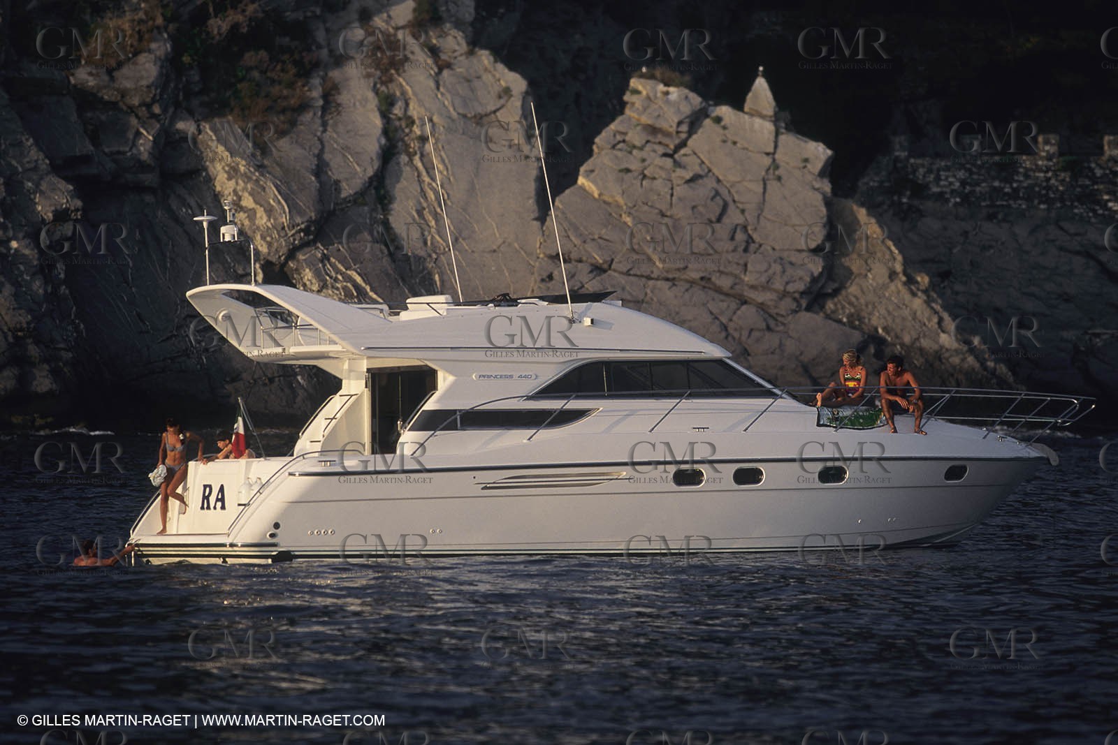 Powerboating, cruising