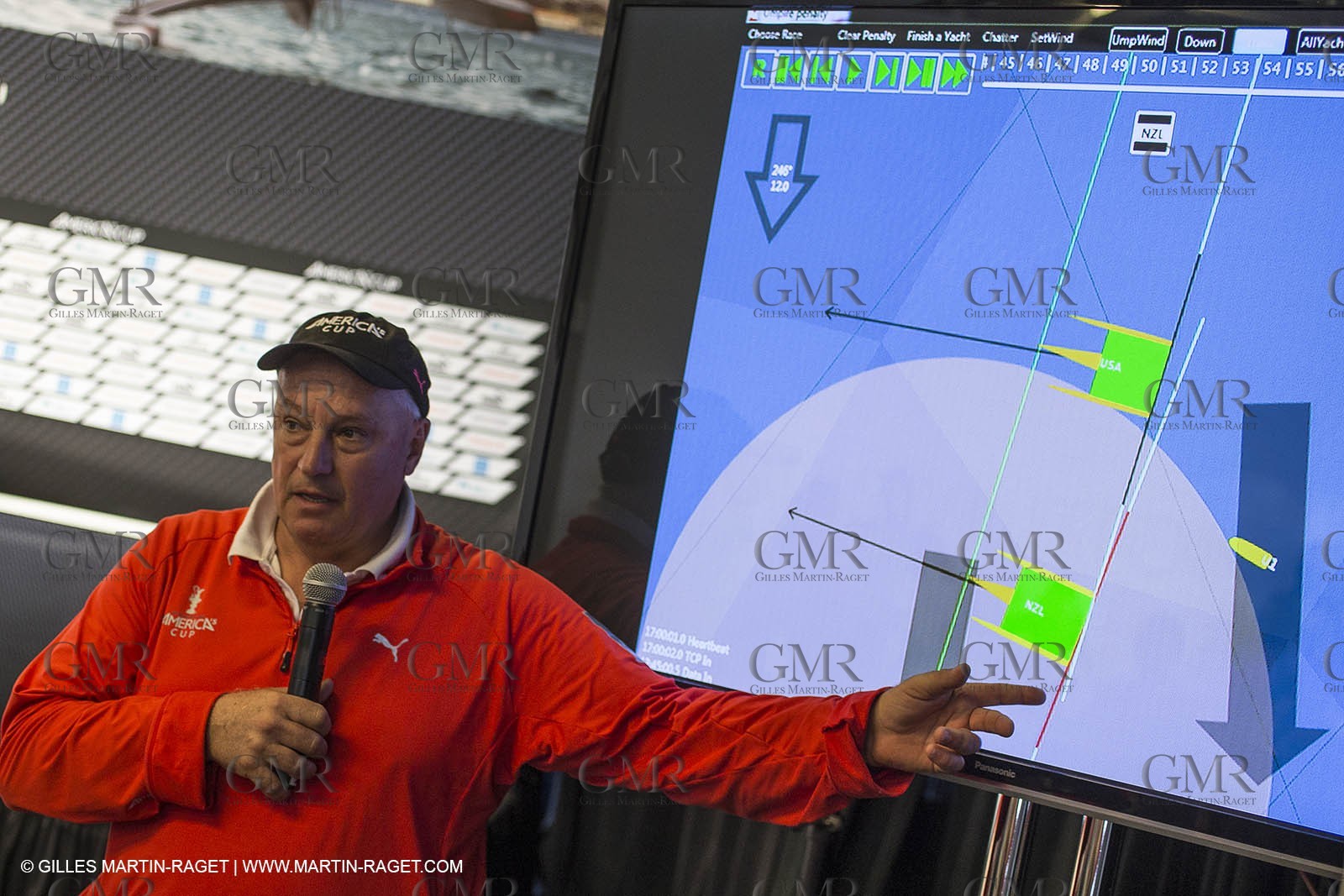 24 09 2013 - San Francisco (USA,CA) - 34th America's Cup - Final Match - Racing Day 14, Regatta Director Ian Murray morning briefing