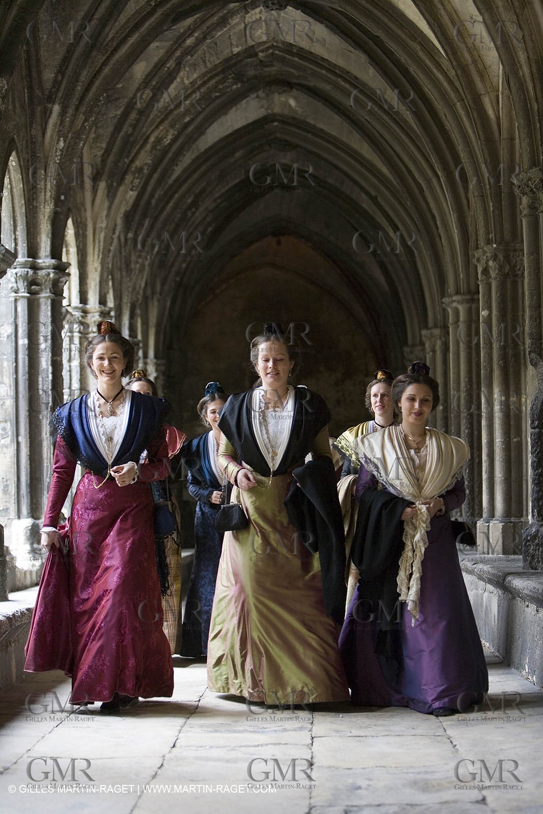 04 03 2007 - Arles - Queen of Arles and her assistants - winter costume trials