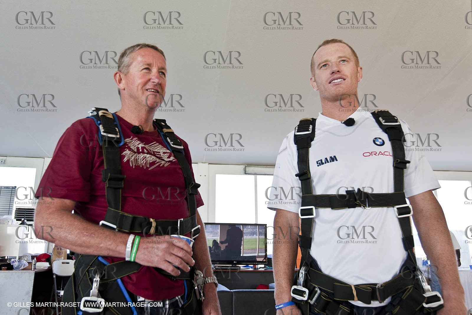 21 11 2010 - Dubai (UAE) - Dubai Louis Vuitton Trophy - Day off - James Spithill and Peter Lester go paragliding