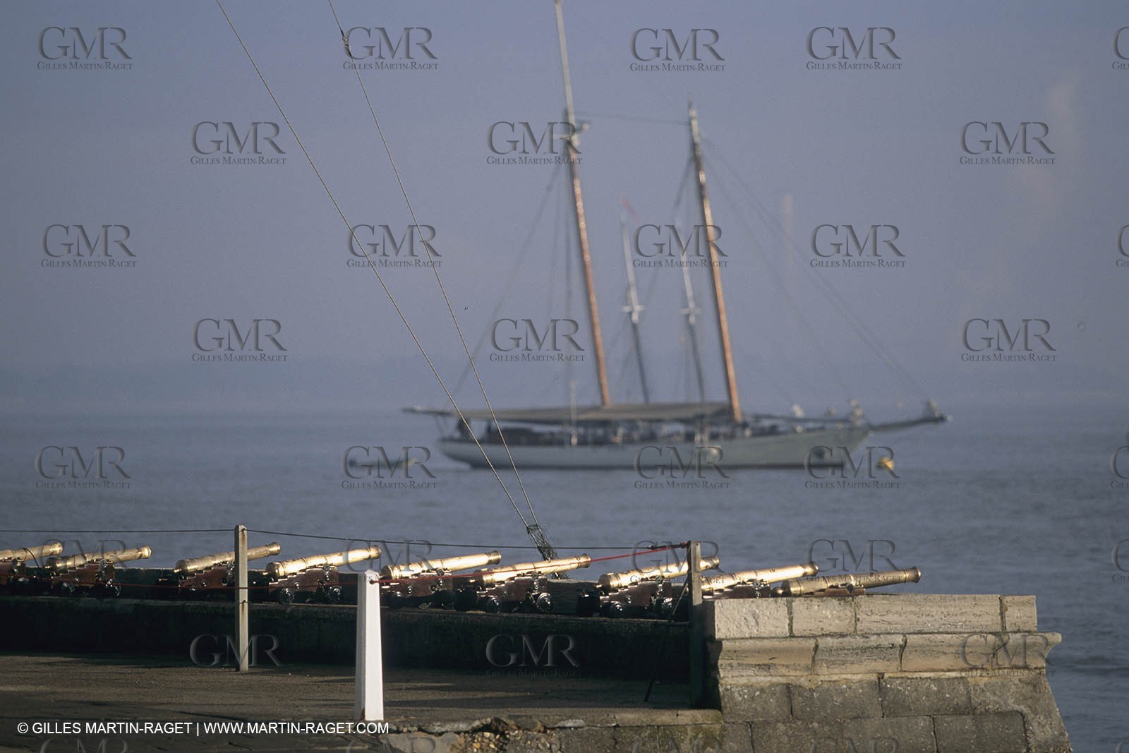 Sailing, shore and dock ambiances, Cowes, (UK, IOW), Schooner America replica, RYS guns