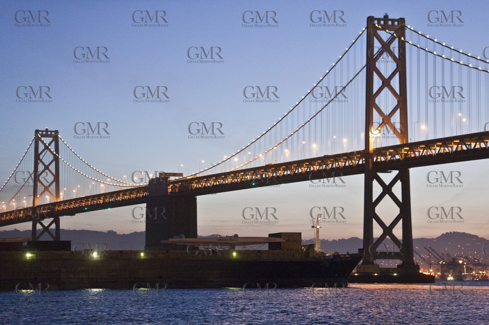28 02 2011 - San Francisco (USA, CA) - USA 17 arrival in San Francisco - Star ISfjord passin under Oakland Bay Bridge