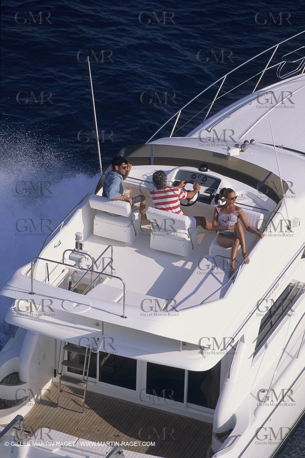 Powerboating, cruising