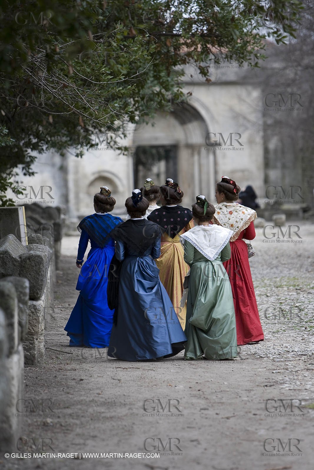 04 03 2007 - Arles - Queen of Arles and her assistants at Les Alyscamps monument