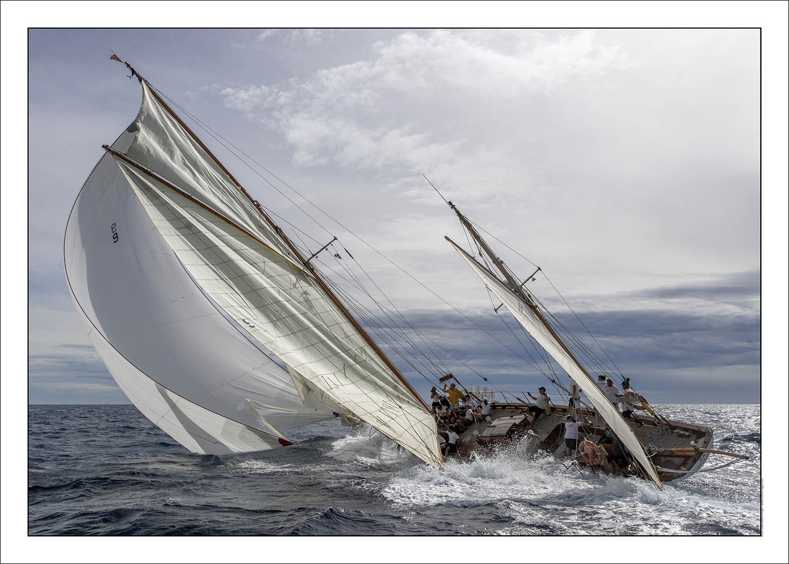 Produit : Tirage photo réalisé par nos soins sur imprimante jet d'encre professionnelle Epson à partir de 8 encres ultrachrome inaltérables (label Digigraphie).Formats au choix :. 30x40 cm. 50x70 cm. 80x120 cm.Choix des papiers :. Papier standard brillant 250 gr., filet noir, marge blanche, tirage non signé. Papier haut de gamme satiné 290 gr. filet noir, marge blanche, tirage vérifié et signé par l'auteur.. Autres supports (canvas, acrylique, dibond) sur demandeConditionnement : tube cylindrique renforcé.Options pour l'expédition :. colissimo + dépôt boîte aux lettres (France uniquement). Colissimo avec signature à réception. Transporteur express (2 jours ouvrés) avec signature à réceptionCliquez sur caddie pour sélectionner votre formule et démarrer la procédure de commande en ligne