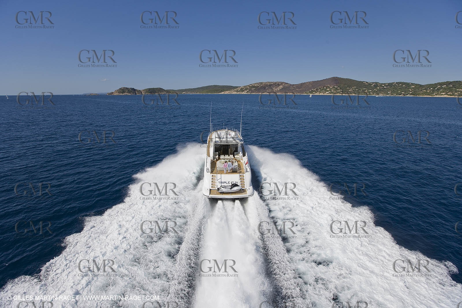 06 09 2007 - Saint Tropez (FRA, 83) - Superyachts - Motoryachts - Mangusta 92 Triple Fun à Saint Tropez - Au mouillage devant le Club 55 à la plage de Pampelonne