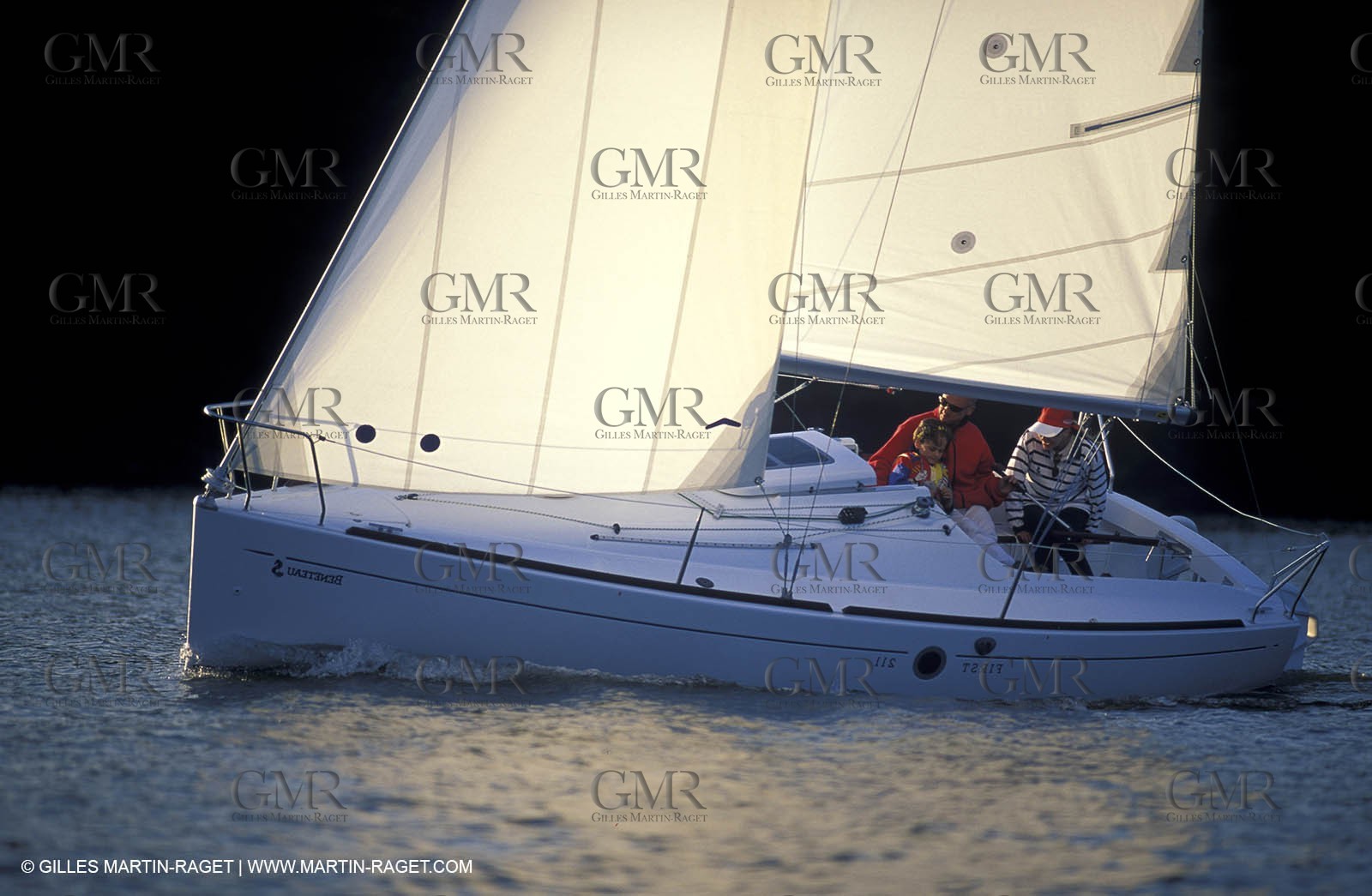 Crusing monohull sailing