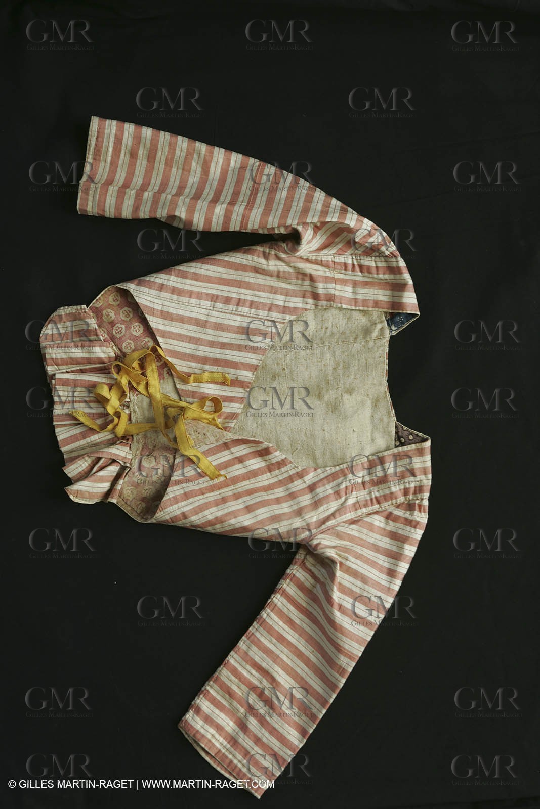 May 2004 - La Tour d'Aigues (FRA, 84) - Old costumes for women of the South exhibition