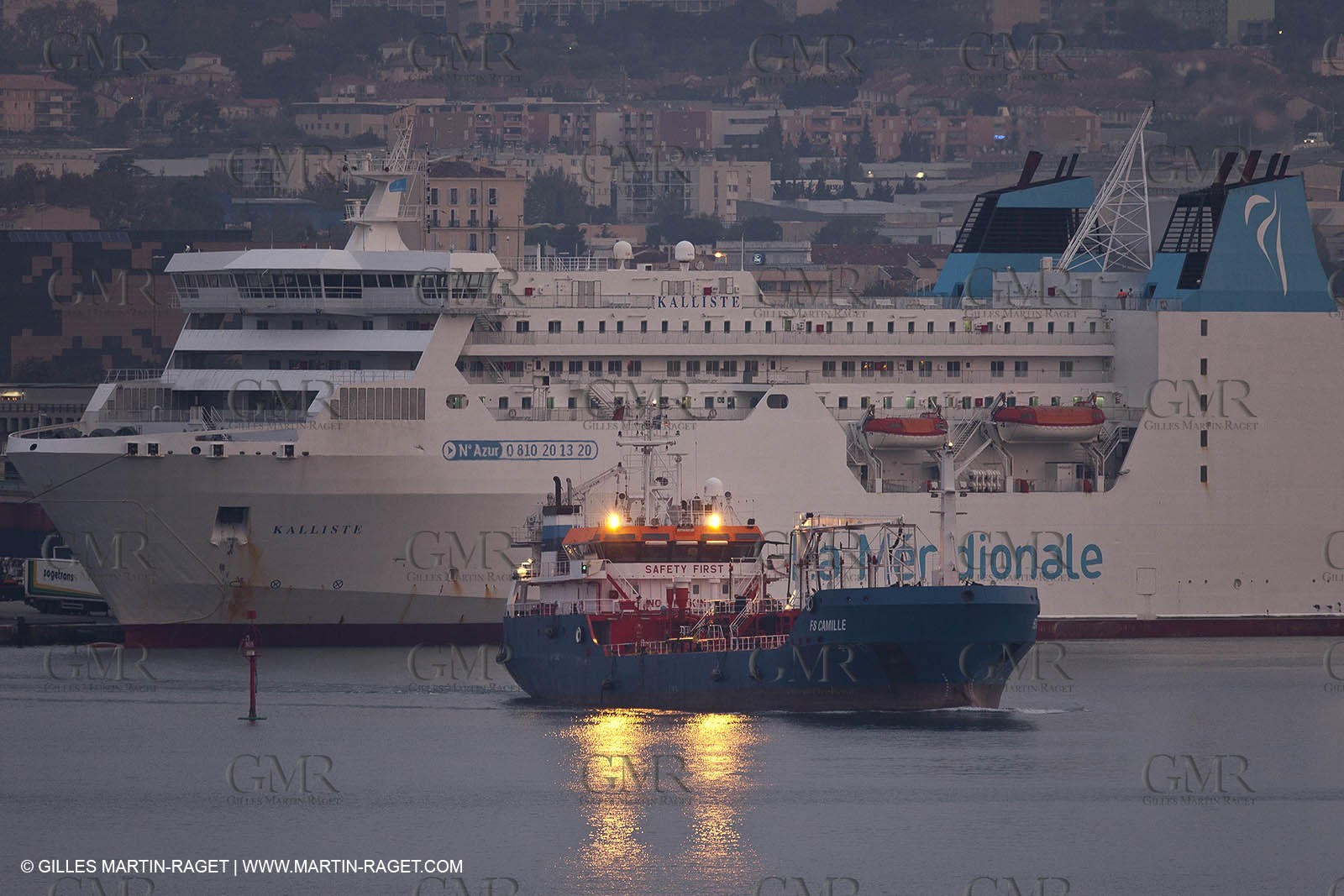 23 10 2010 - Marseille (FRA,13) - Le Ponant - Arrival in Marseille and entrance in the historical port