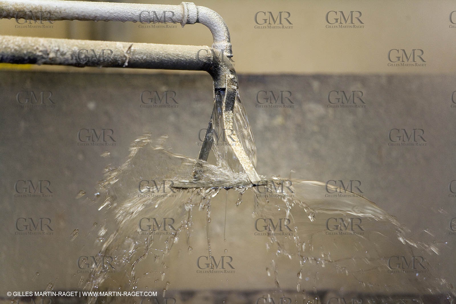 01 02 2007 - Salon de Provence - Fabrication traditionelle du savon de Marseille aux savonneries Marius Fabre - Empâtage - Déversoir à soude**01 02 2007 - Salon de Provence - Traditional soap of Marseille making at Marius Fabre soap maker - Paste making - weld tap
